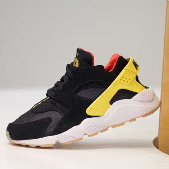 Nike Shoes - NEW Nike Air Huarache Rare Limited Edition Smile Sneakers